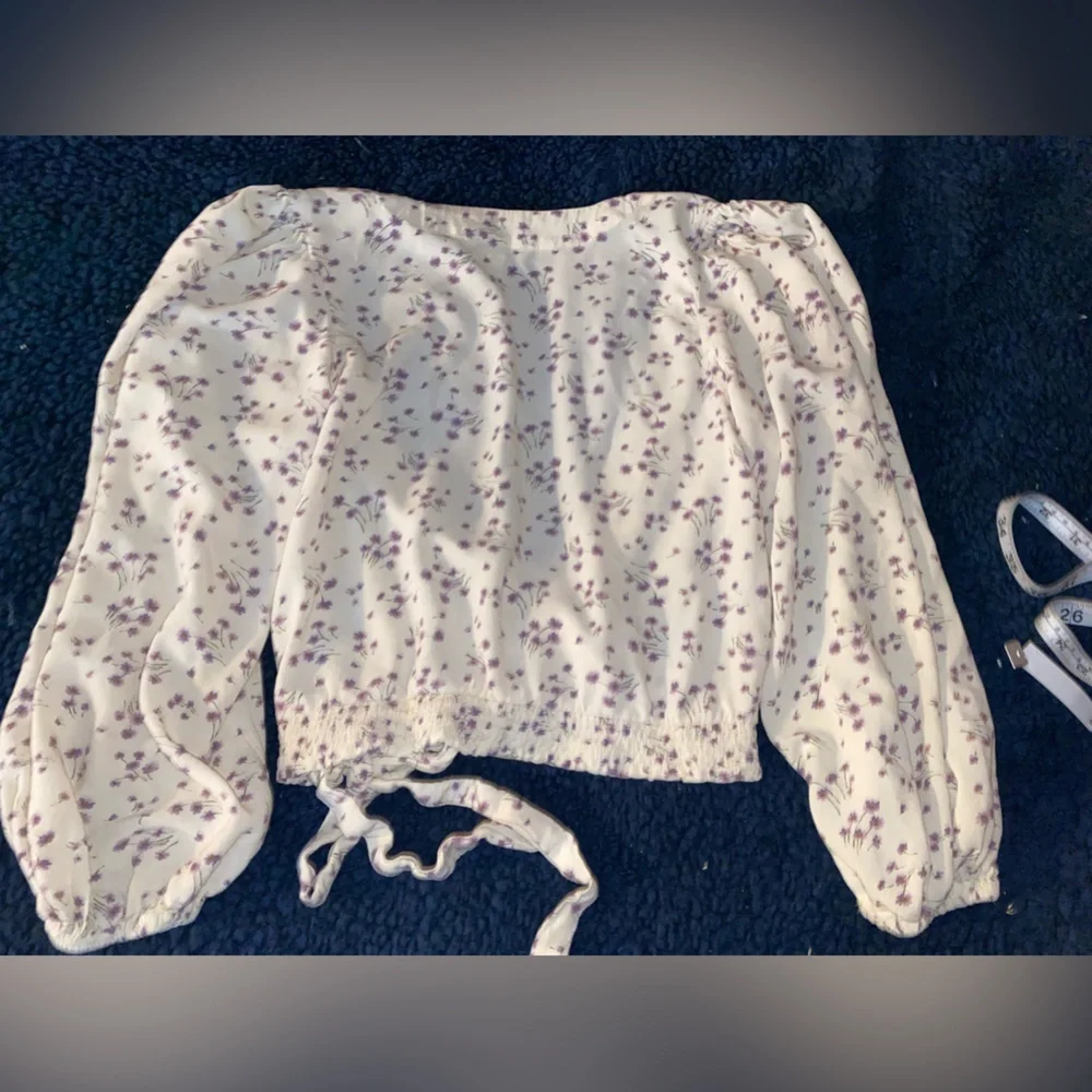 American Eagle cream wrap blouse with purple flowers in size XS. - Picture 4 of 5